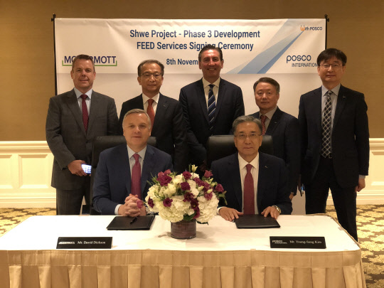 포스코인터내셔널은 8일(현지시간) 미국에서 글로벌 에너지 전문기업 맥더모트와 미얀마 가스전 3단계 개발 기본설계 계약을 체결했다고 10일 밝혔다. 데이비드 딕슨 맥더모트 사장(앞줄 왼쪽부터)과 김영상 포스코인터내셔널 김영상 사장이 기념사진을 찍고 있다. <포스코인터내셔널 제공>